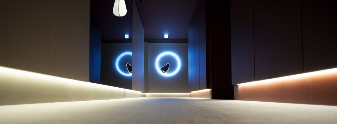 Modern hotellkorridor med dämpad belysning och mjukt golv