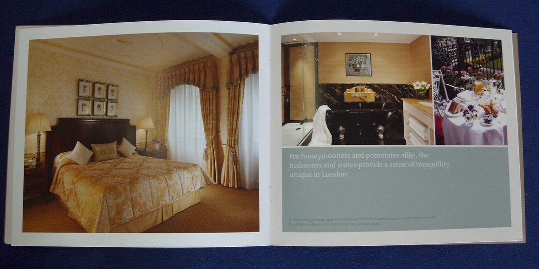 En öppen hotellbroschyr som visar lyxiga hotellrum, inklusive ett elegant sovrum och en matplats.
