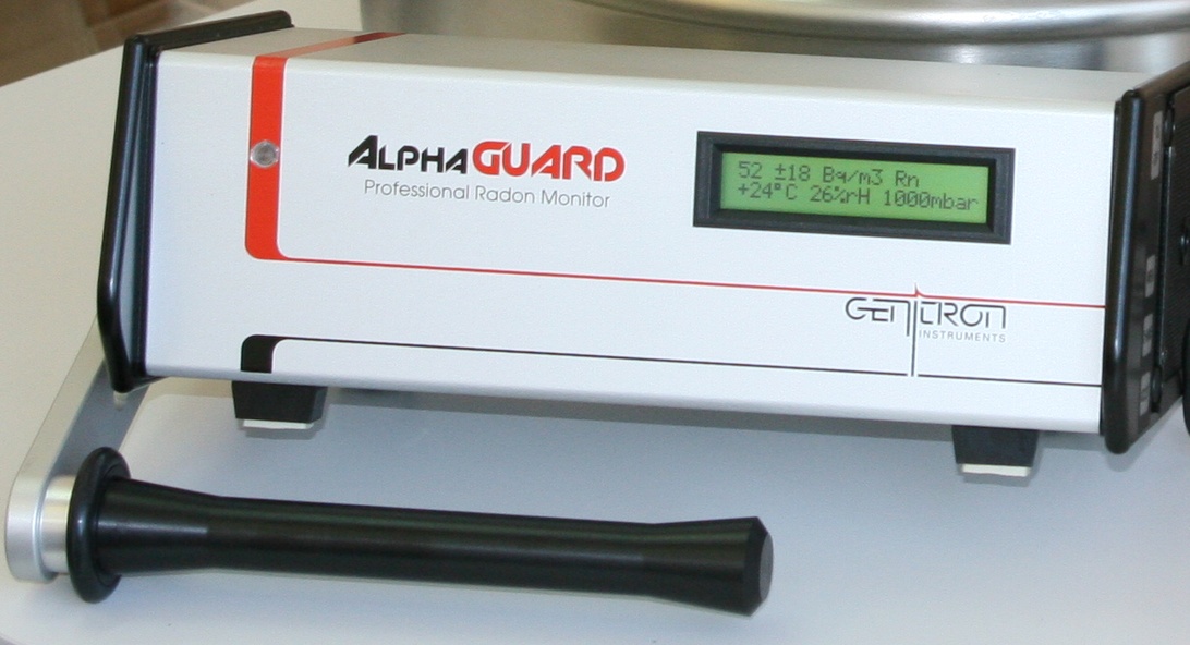 En professionell radonmätare från Genitron Instruments som visar digitala mätvärden.