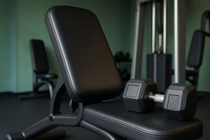 Närbild på en grå justerbar träningsbänk i ett hotellgym.